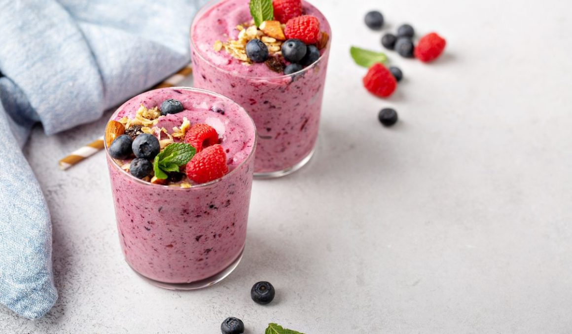 Smoothie-with-Berries-and-Yogurt