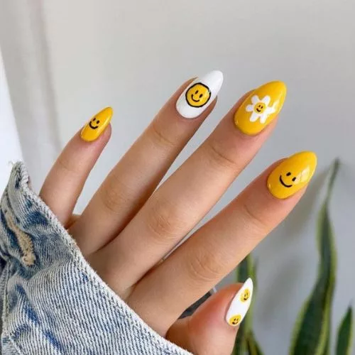 Summer-Smiley-Face-Nails